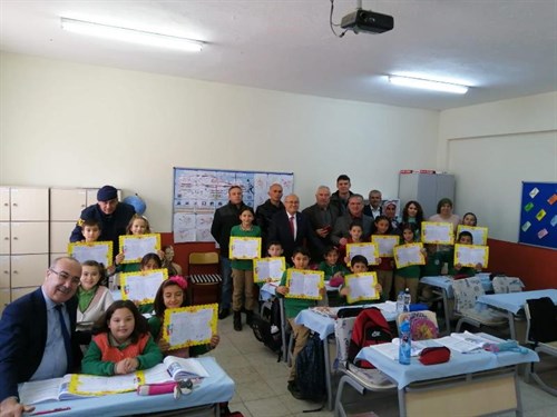 KAYMAKAM BALCIOĞLU, ÇOCUKLARIN KARNE SEVİNCİNİ PAYLAŞTI